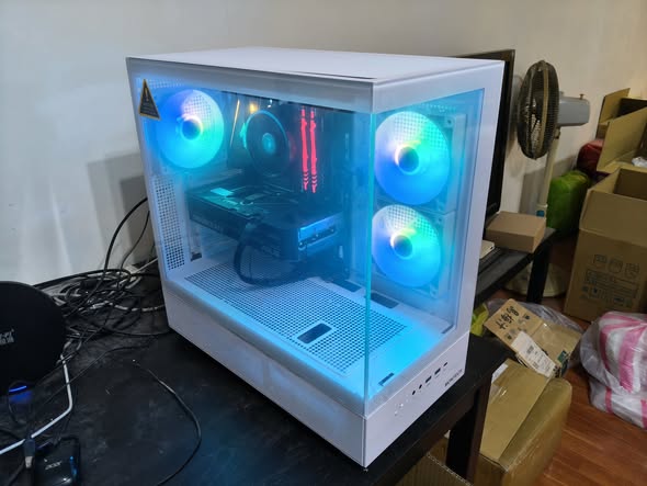 darkFlash MOTI mini 白色全景機殼藍色燈效實機照