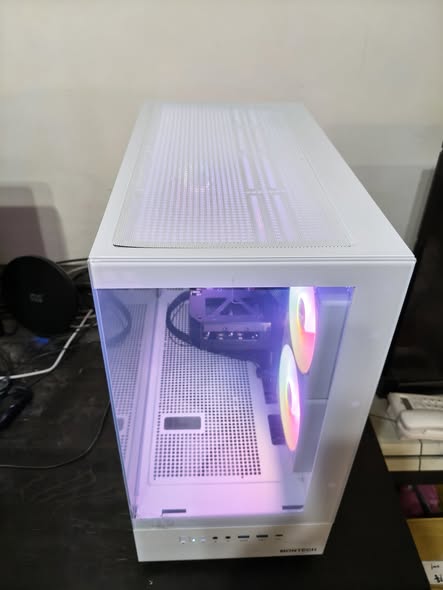 darkFlash MOTI mini 白色機殼上方通風與前側 RGB 實機照